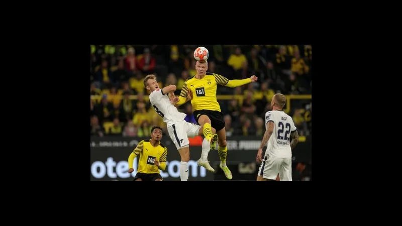 Cầu thủ Dortmund vượt qua hậu vệ Hoffenheim với tốc độ và kỹ thuật đi bóng tuyệt vời Cầu thủ Dortmund vượt qua hậu vệ Hoffenheim với tốc độ và kỹ thuật đi bóng tuyệt vời