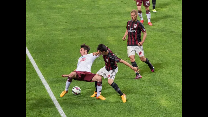 Cầu thủ AC Milan đang vượt qua hậu vệ của Torino trong trận đấu hôm nay.